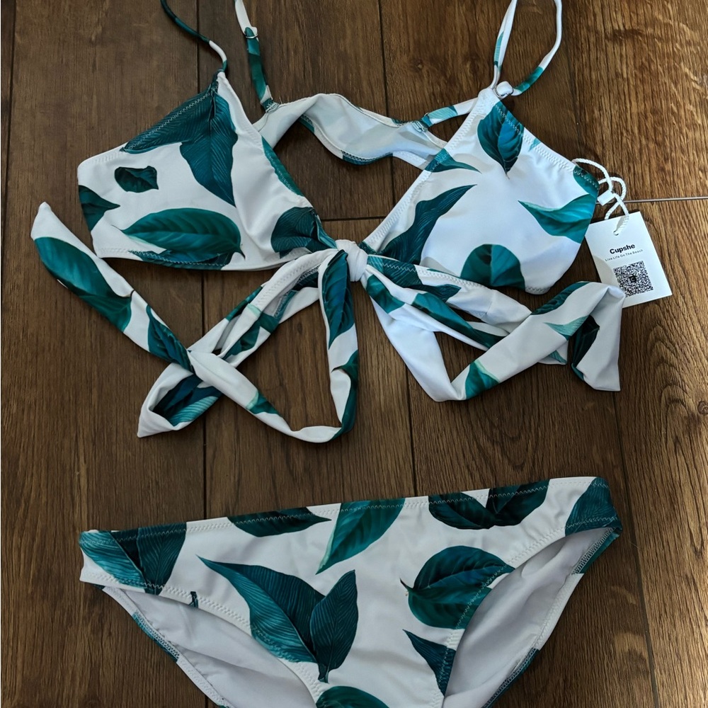 NWT Cupshe Tropical Leaf Bikini Set in Green and White